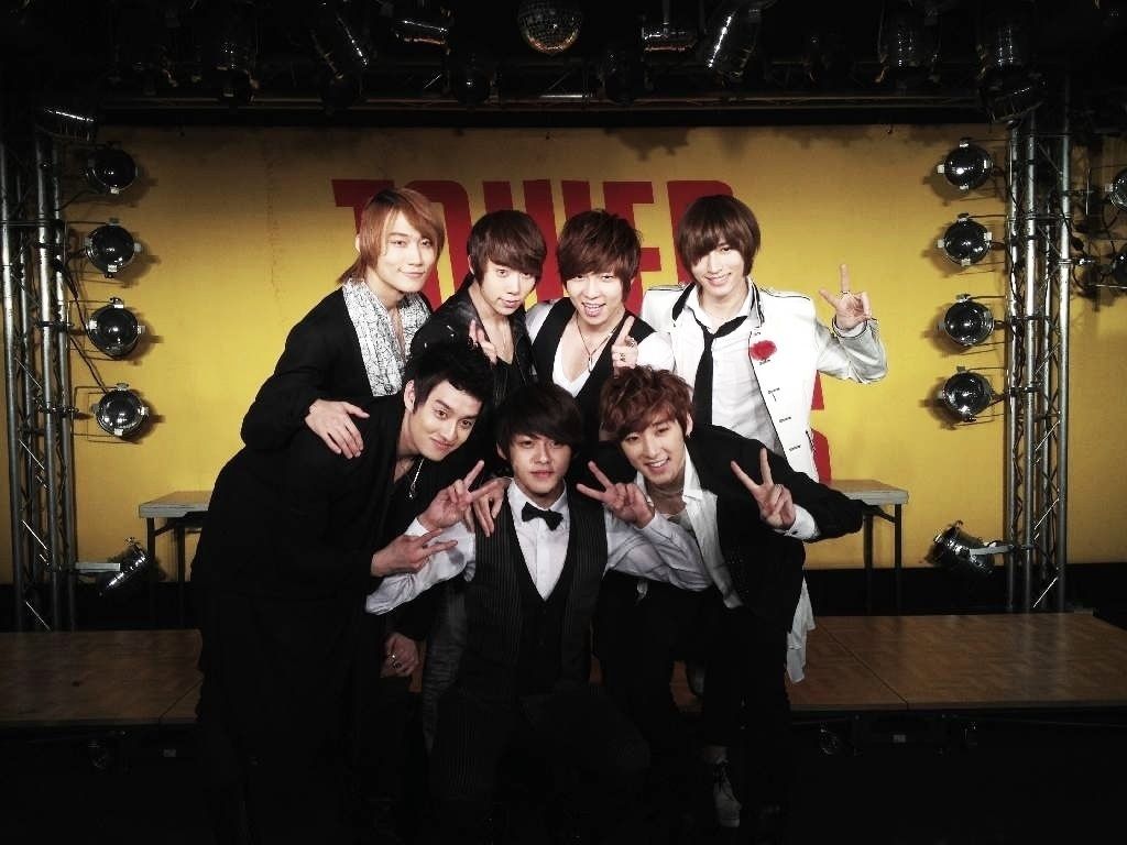 160312 El twitter de U-Kiss publicó una foto en Tower Records Tumblr_m0z0ezyNSL1qaq5eko1_1280