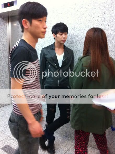 FOTOS "Yoochun antes de su entrevista para Daily News" (30/05/2012) 1-2