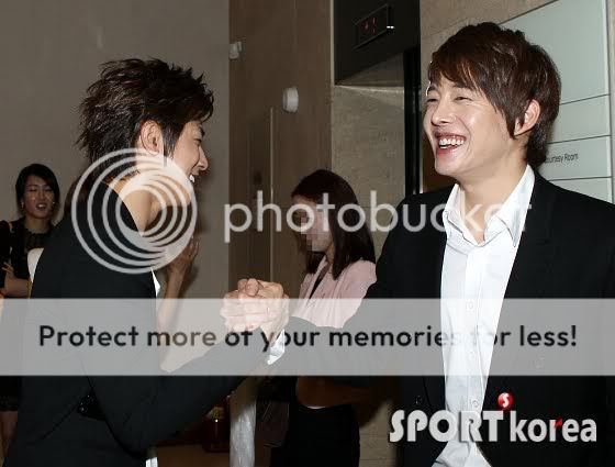 FOTOS "Yunho en un matrimonio" (27/05/2012) 2012052713183839210