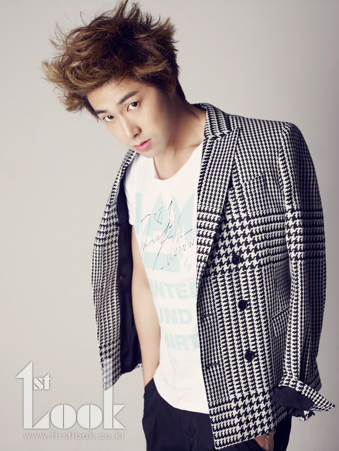   FOTOS "1st Look" Magazine Vol.20 - Yunho en "I AM" (18/05/2012) parte 5 2mmi6n5