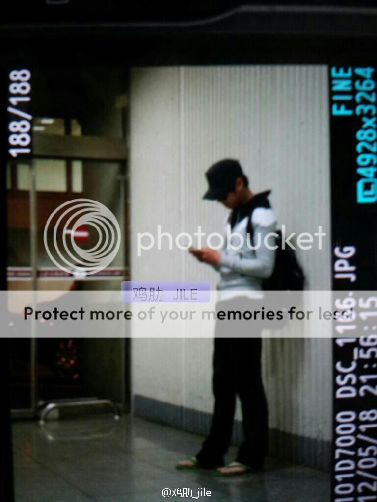 FOTOS "Aeropuerto Gimpo" - Yoochun (18/05/2012) 4fd926b3jw1dt2s2s2y8aj