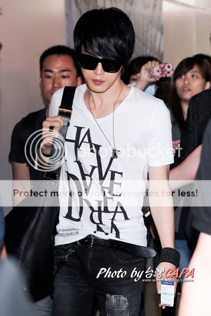 FOTOS "Aeropuerto Taoyuan" en Taiwan - Jaejoong (24/05/2012)  T