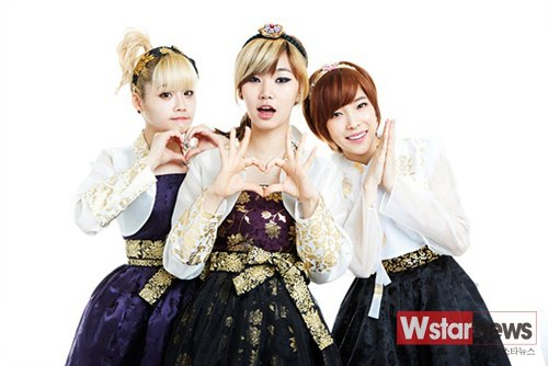 [Officical][8-10.2.13] D-Unit in Hanboks for Lunar New Year 187-Copy_zps21416256