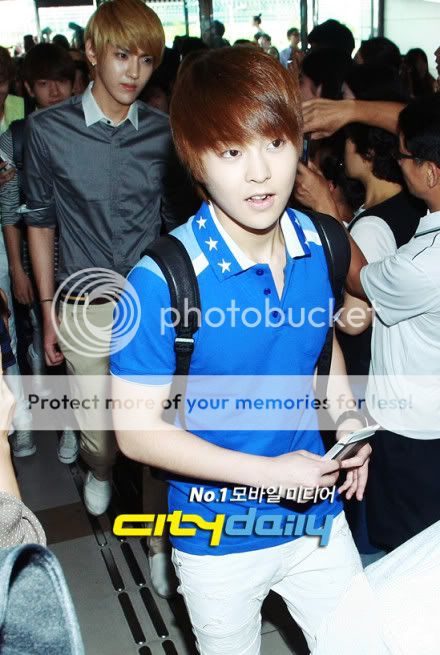 [OFFICIAL] [12.08.03] At Gimpo Airport Heading to Japan - News Pictures - EXO BpB3D