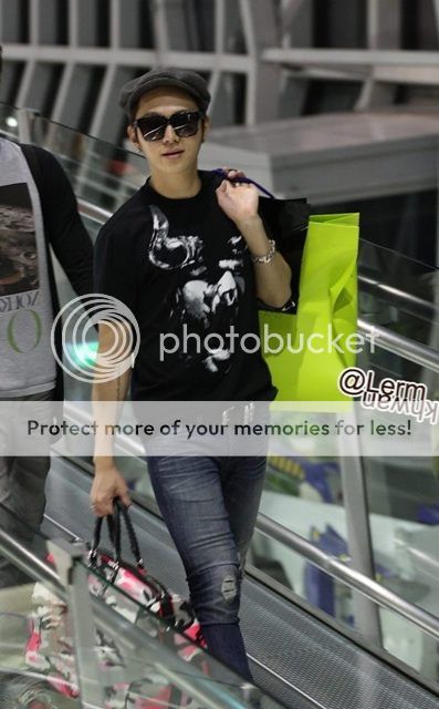 [PICS] [05.10.12] Junhyung @ Thailand Airport (Back to Korea) Tumblr_mbeu48j7Os1qzjehuo1_500