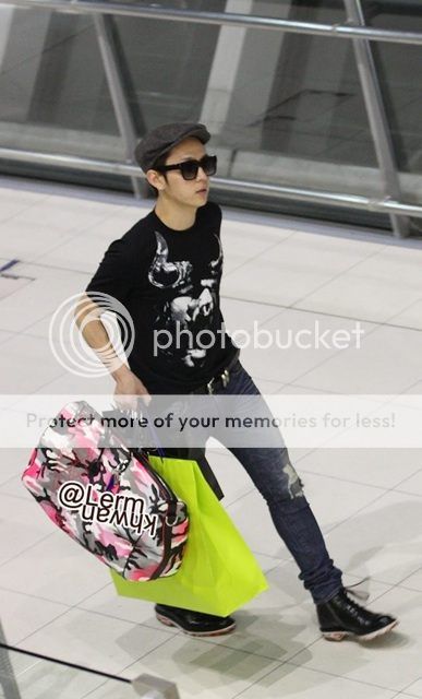 [PICS] [05.10.12] Junhyung @ Thailand Airport (Back to Korea) Tumblr_mbeu48j7Os1qzjehuo4_500