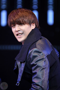 [PICS] [07.12.12] Dongwoon @ SBS New Year’s Eve Concert Tumblr_mep12838QX1ry97tjo1_250