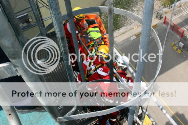 Oefening ambulancedienst Antwerpen-haven en RED-TEAM brandweer Noordzeeterminal Kaai 913 + Veel foto's IMG_6120