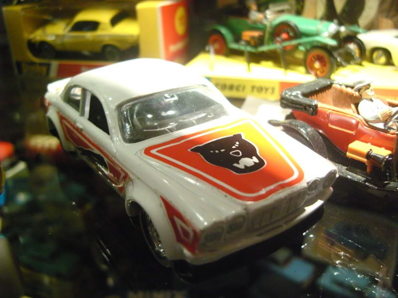 DINKY BIG CAT Xmas2011cars025