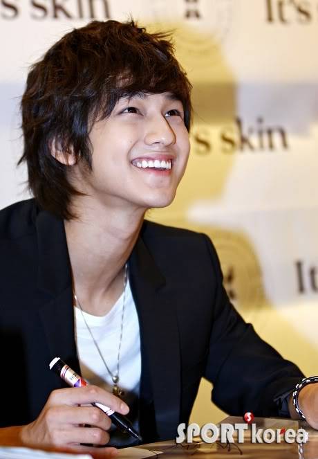 [01.08.09] Kim Bum tươi tắn tại buổi kí tặng fan " It's skin" 20090801115103754