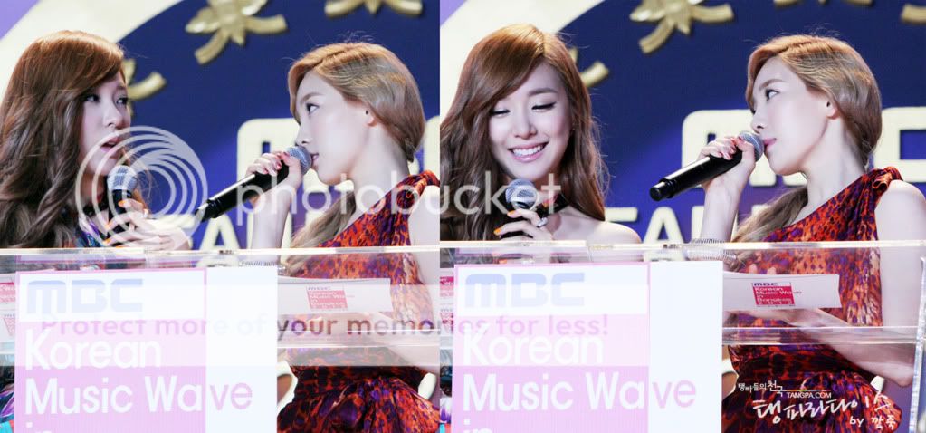 [PIC][05.04.12] LINK DOWN Hình ảnh + videos Taeyeon và Tiffany sang Thái làm MC show Korean Music Wave - Page 2 120407-011