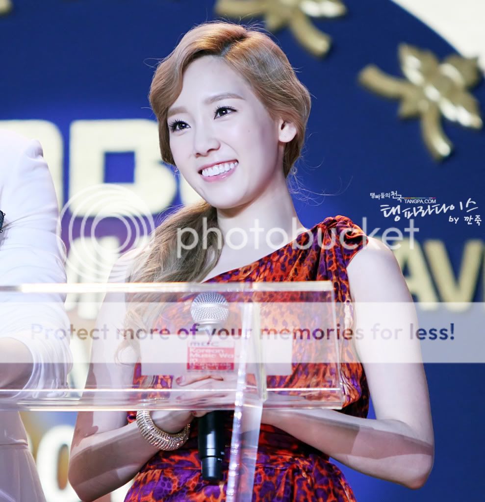 [PIC][05.04.12] LINK DOWN Hình ảnh + videos Taeyeon và Tiffany sang Thái làm MC show Korean Music Wave - Page 2 120407-07