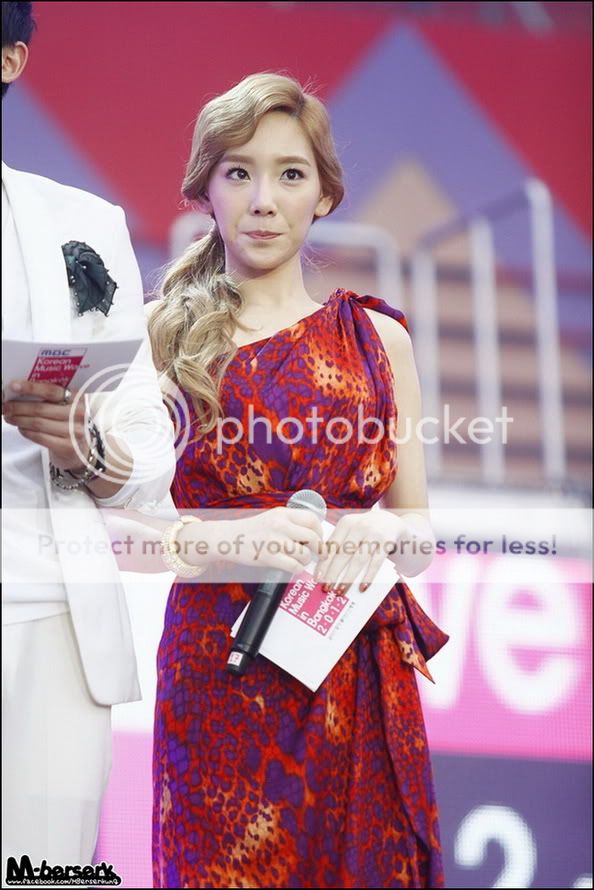 [PIC][05.04.12] LINK DOWN Hình ảnh + videos Taeyeon và Tiffany sang Thái làm MC show Korean Music Wave Bangkok2