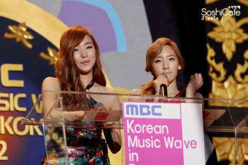 [PIC][05.04.12] LINK DOWN Hình ảnh + videos Taeyeon và Tiffany sang Thái làm MC show Korean Music Wave Tumblr_m24knkRE6R1rp2chco1_500