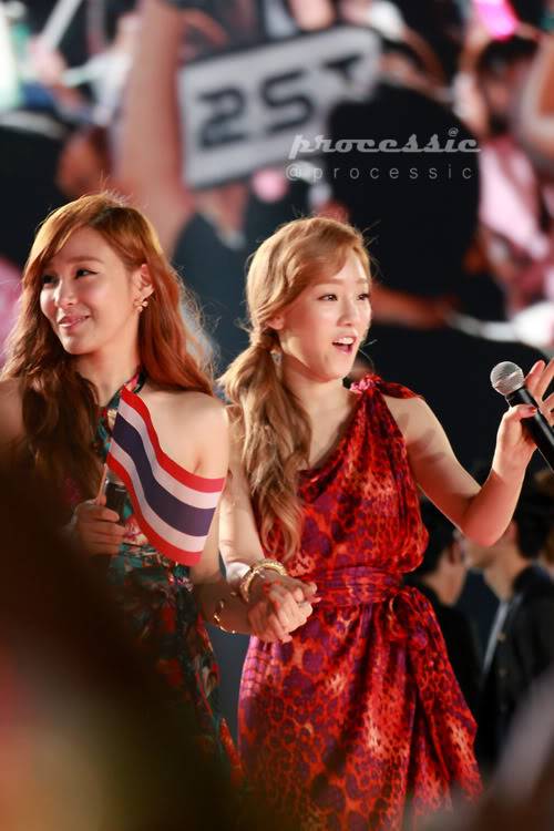 [PIC][05.04.12] LINK DOWN Hình ảnh + videos Taeyeon và Tiffany sang Thái làm MC show Korean Music Wave Tumblr_m24lbfGONb1rp2chco2_500