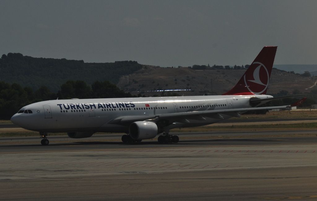 Madrid - Barajas (MAD / LEMD) - Pagina 4 _DSC0036_A330_THY_zps1417df4c