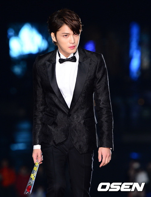 [30.11.12][Pics] Jaejoong - At 33rd Blue Dragon Film Awards 20121130231477635950b8b