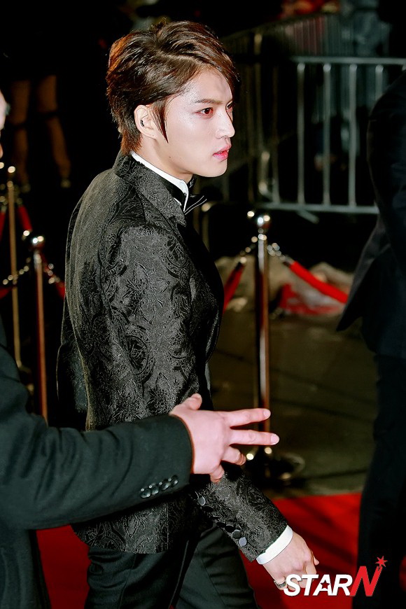 [30.11.12][Pics] Jaejoong - At 33rd Blue Dragon Film Awards 2012120103311150b8fb6f4