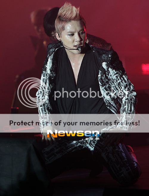 [30.11.12][Pics] Xia Junsu - The 1st World Tour Concert in Oberhausen ,Germany 2012120111504736102