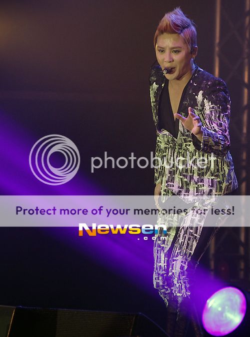 [30.11.12][Pics] Xia Junsu - The 1st World Tour Concert in Oberhausen ,Germany 201212011216053610_3