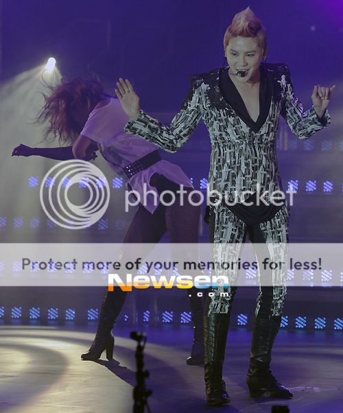 [30.11.12][Pics] Xia Junsu - The 1st World Tour Concert in Oberhausen ,Germany 201212011216053610_4