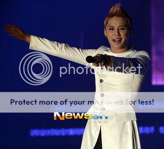 [30.11.12][Pics] Xia Junsu - The 1st World Tour Concert in Oberhausen ,Germany 201212011552423610_1