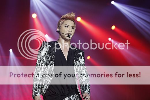 [30.11.12][Pics] Xia Junsu - The 1st World Tour Concert in Oberhausen ,Germany 2012120117123011331