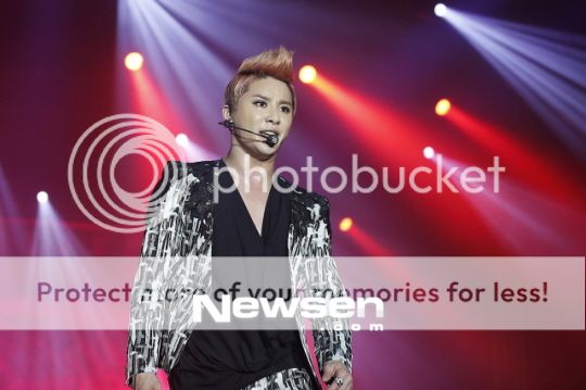 [30.11.12][Pics] Xia Junsu - The 1st World Tour Concert in Oberhausen ,Germany 2012120118255336101