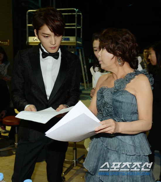 [30.11.12][Pics] Jaejoong - At 33rd Blue Dragon Film Awards 69402012113001002058700