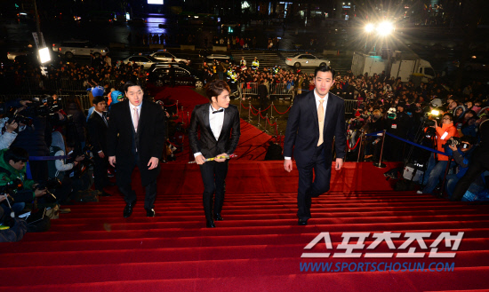 [30.11.12][Pics] Jaejoong - At 33rd Blue Dragon Film Awards Bfmghx