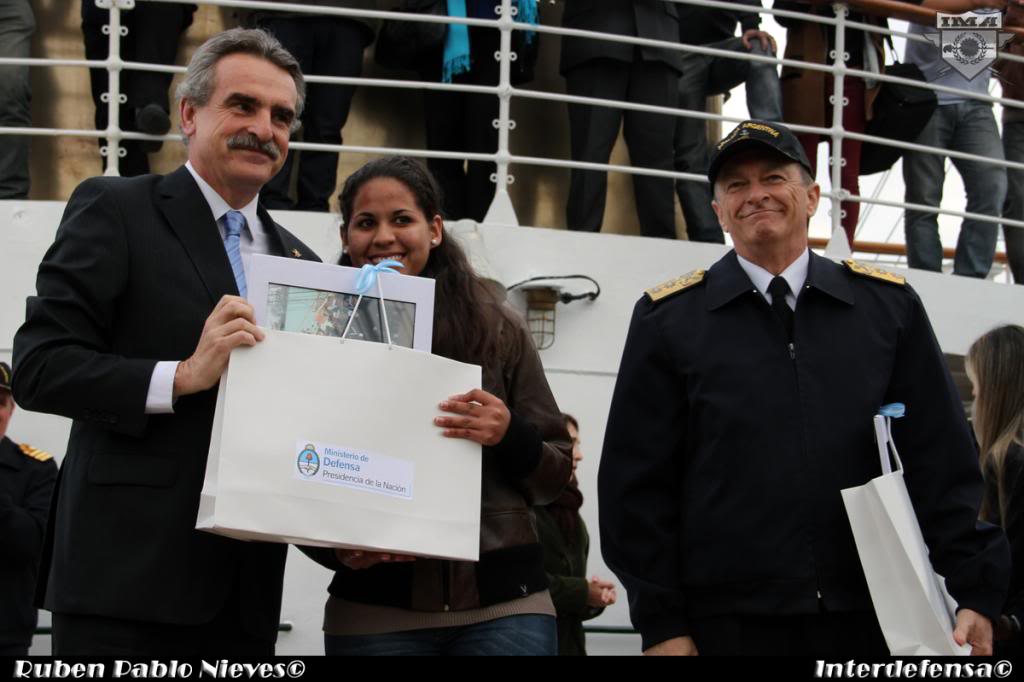 Fragata ARA Libertad  arribó a la ciudad de Buenos Aires con un contingente de estudiantes secundarios y cadetes navales IMG_2958_zps3b202fa7