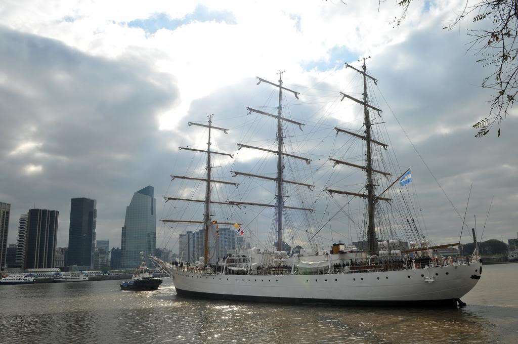 Fragata ARA Libertad  arribó a la ciudad de Buenos Aires con un contingente de estudiantes secundarios y cadetes navales RossirecibioacuteFragataLibertad3_zps1be8f2d6