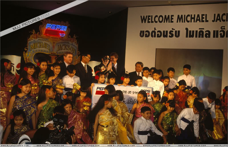 Press - 1993- Pepsi Tour Press Conference in Bangkok 001-25