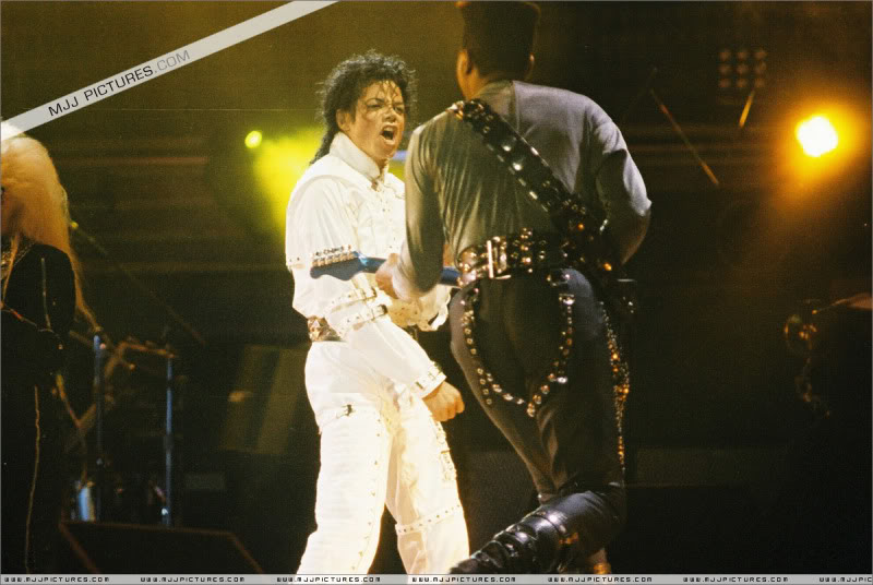 tour - Bad World Tour Onstage- Various - Page 3 1052