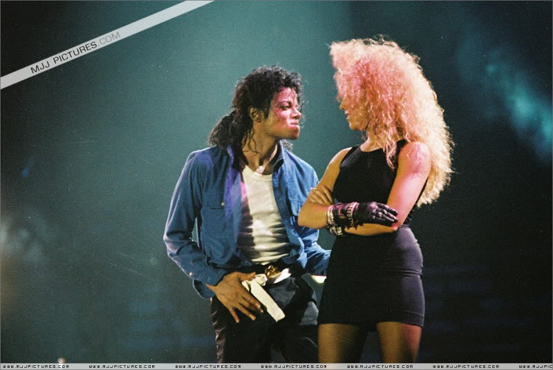 tour - Bad World Tour Onstage- Various - Page 3 1822