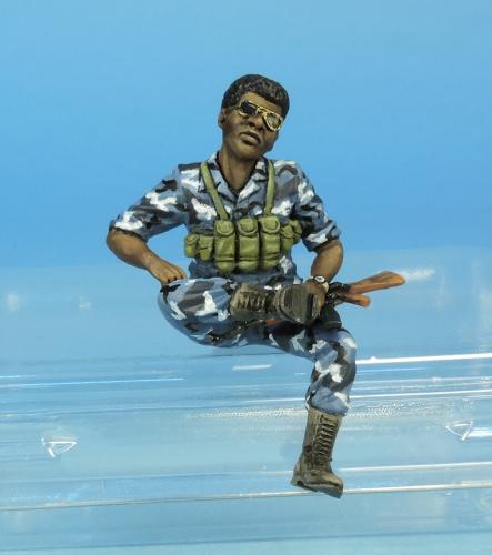 Nouveautés  KITS MAQUETTES TANK KMT%20Ref%20KMT35033F%20milicien%20africain%2001_zpskjtqunoe