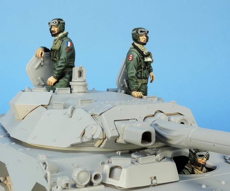 Nouveautés  KITS MAQUETTES TANK - Page 2 Ref%20KMT35046F%20AMX-10%20rc%20crew%20Daguet_Opex%2004_zpsvqfffih9