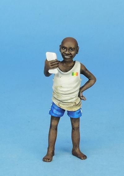 Nouveautés  KITS MAQUETTES TANK Kmt%20Ref%20KMT35040F%20african%20child%20sheperd%20or%20with%20smartphone%2001_zpshd1l2br7