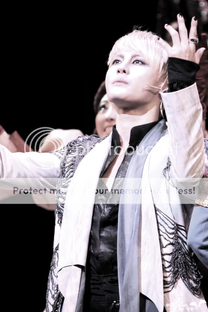 FOTOS "Musical ELISABETH" - Junsu (08/04/2012) 663505045718e6bd80212396d8df1d50_1