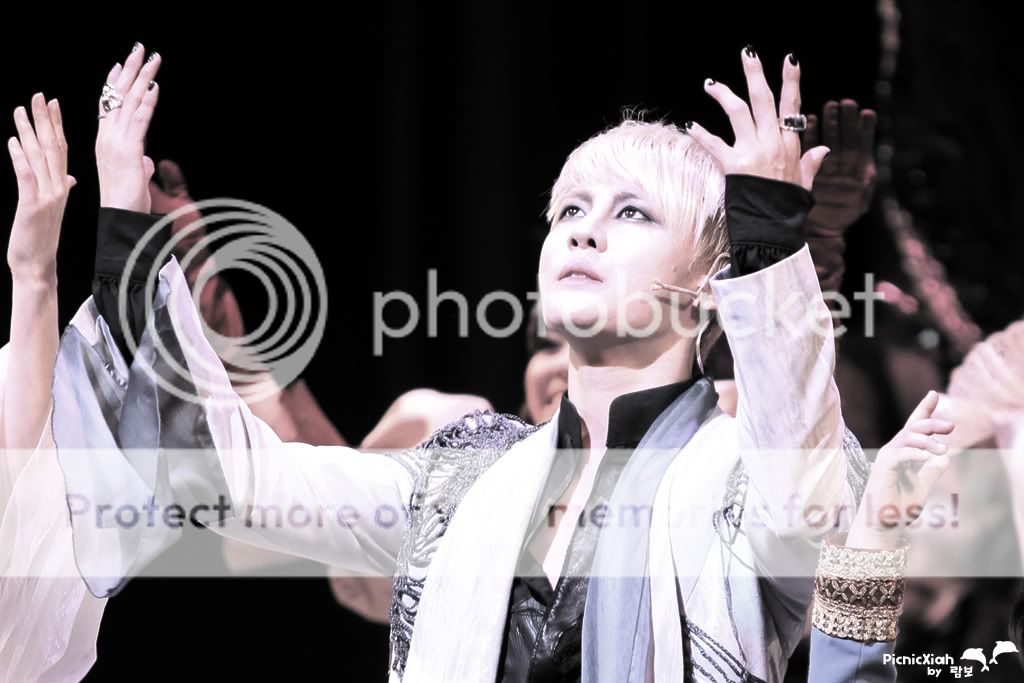 FOTOS "Musical ELISABETH" - Junsu (08/04/2012) 838ba61ea8d3fd1f58e50d9a304e251f94ca5fa5