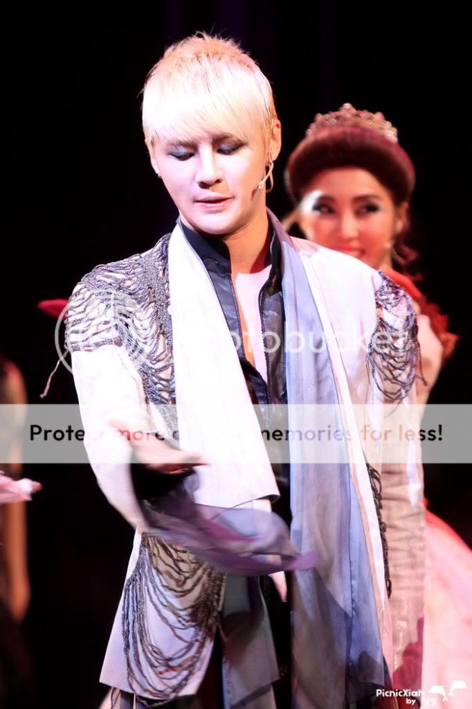 FOTOS "Musical ELISABETH" - Junsu (08/04/2012) 8b13632762d0f703026f3a7c08fa513d2797c5b5