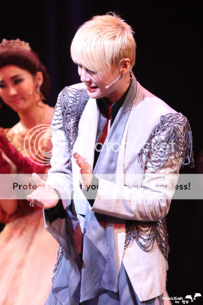 FOTOS "Musical ELISABETH" - Junsu (08/04/2012) 8e52c1c2bb1e156936647bcab6728449