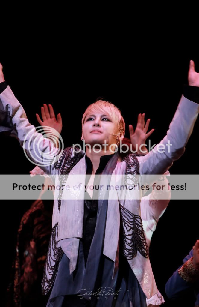 FOTOS "Musical ELISABETH" - Junsu (08/04/2012) A1e58af6513d2697404caafd55fbb2fb4216d88c