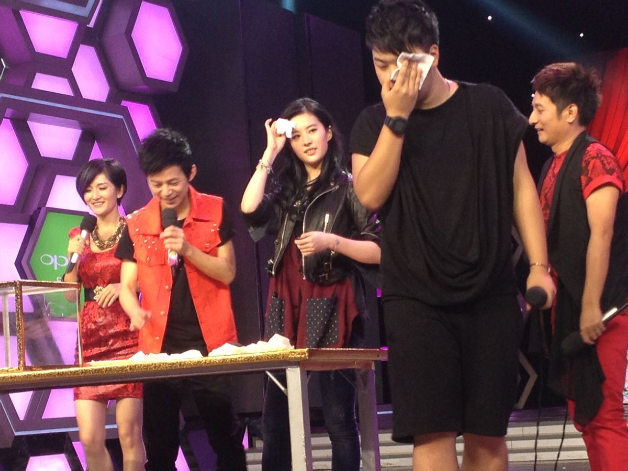 [23/09/12] บันทึกเทปรายการ Happy Camp [快乐大本营] - Page 2 Vl01_zps73170def