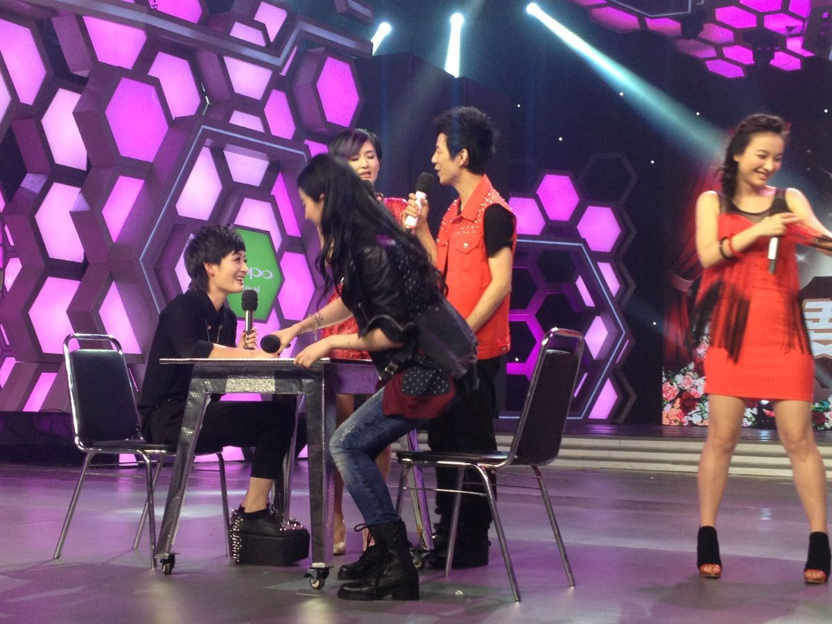 [23/09/12] บันทึกเทปรายการ Happy Camp [快乐大本营] - Page 2 Vl05_zps94d8b818