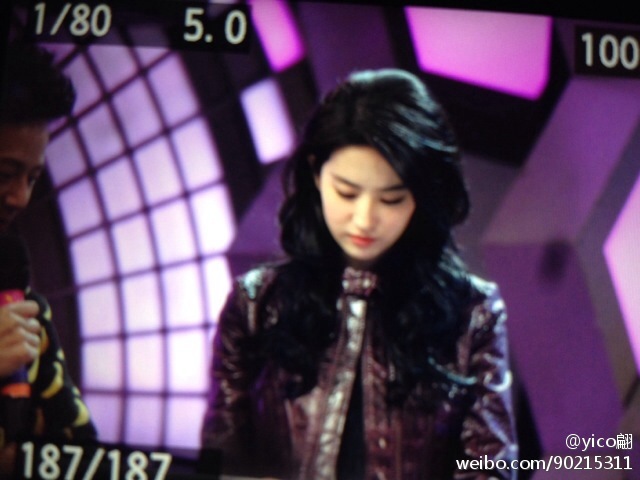 [12/11/13] บันทึกเทปรายการ Happy Camp [快乐大本营] 6715f165jw1eaig1t6i9mj20hs0dc75t