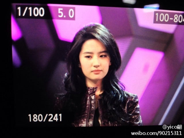 [12/11/13] บันทึกเทปรายการ Happy Camp [快乐大本营] 6715f165jw1eaig8xw9tjj20hs0dcjsw