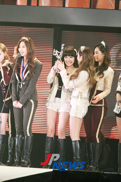 [PIC+VID+GIF][6/1/2012]«๑۩۞۩๑_ YURI ♥ JESSICA_๑۩۞۩๑_ PARIS ♥♕♥ ROMANTIC CITY ♥f  YULSIC_๑۩۞۩๑» - Page 12 20120113131708794