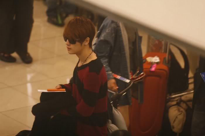 [PIC] 120308 JYJ à l'aéroport au Chili  120308JYJChileairport3