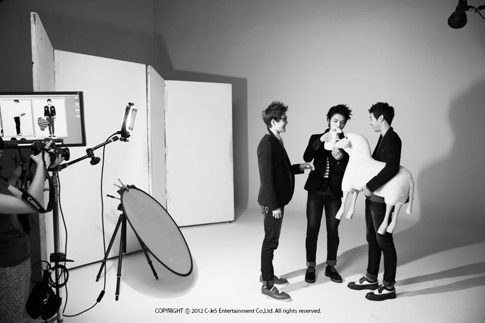 [PIC + TRAD] 120814 JYJ Facebook - NII Behind the scene  229152_314261148669256_409417876_n